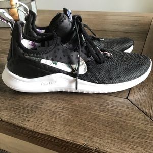 Brand new. Never worn Woman’s NIKE shoes